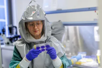 Británie schválila covidovou vakcínu od francouzské firmy Valneva