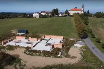 Dělníci dům stavěli i přes výslovný zákaz úřadů. Kauzu zmapovali Reportéři ČT