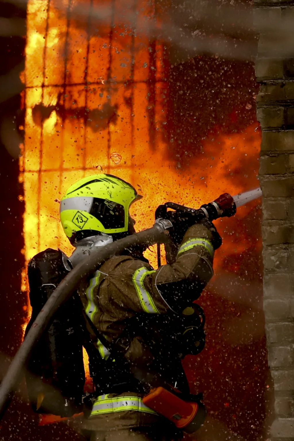 Velký požár textilní továrny v ruském Petrohradu se rozšířil na plochu deset tisíc metrů čtverečních
