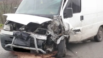 Dodávka po střetu s osobním autem