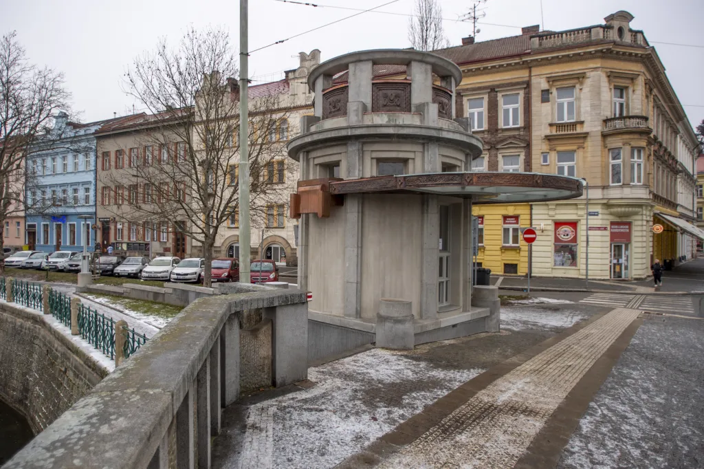 Pražský most z roku 1910 patří mezi typické stavby města. Na předmostích má dva kruhové a dva oválné objekty v podobě kiosků, které stejně jako most navrhl známý architekt Jan Kotěra