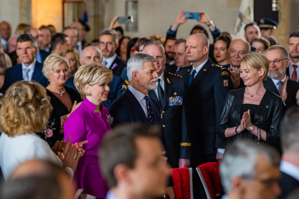 Společná schůze obou komor parlamentu, na které nově zvolený prezident složil slib do rukou předsedy Senátu Miloše Vystrčila (ODS)
