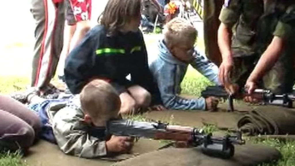 Malí střelci zkouší střelbu na terč