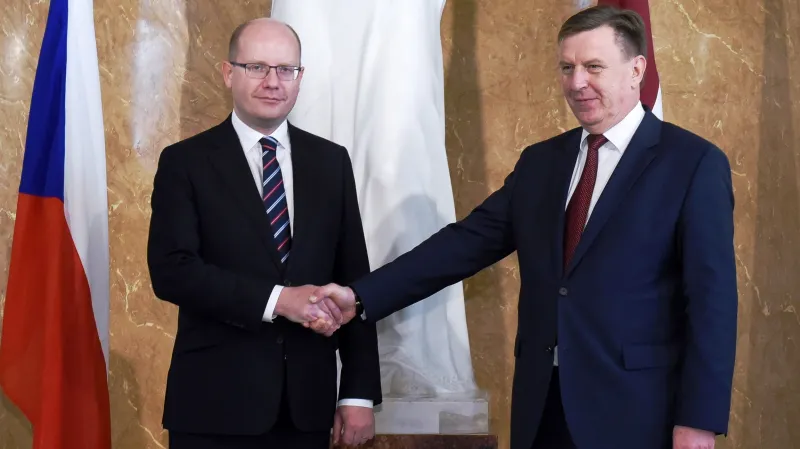 Premiér Bohuslav Sobotka se svým lotyšským protějškem Márisem Kučinskisem