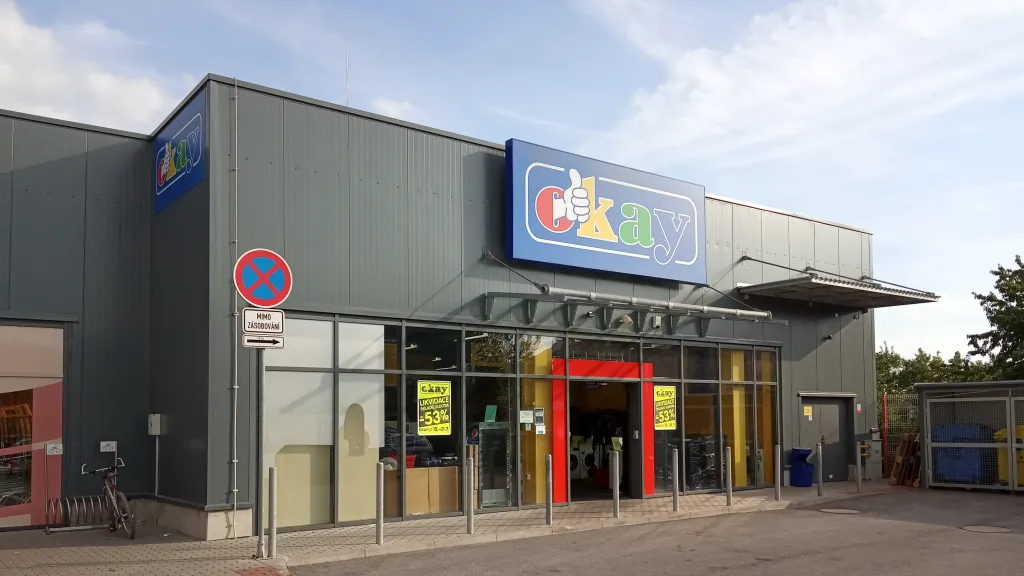 Již uzavřená prodejna Okay ve Vrchlabí