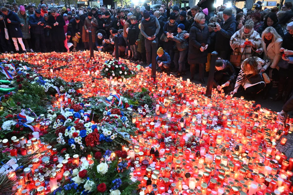Svíčky pod památníkem 17. listopadu na Národní třídě