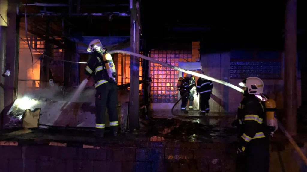 Hasiči požár haly v pražské Michli likvidovali několik hodin