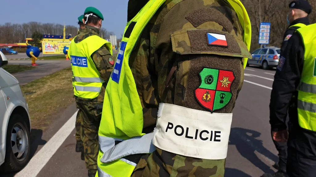 Voják s páskou policie