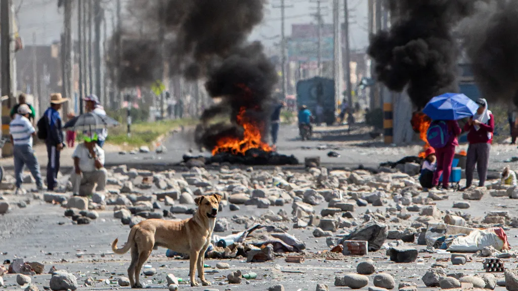 Následky nepokojů ve městě Tacna na jihu Peru