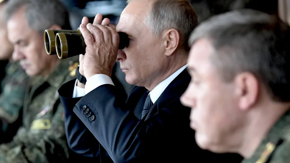 Vladimir Putin sleduje manévry Východ 2018