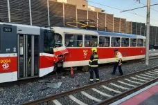 Při srážce tramvají v Praze se zranili dva lidé. Řidičku museli vyprostit hasiči