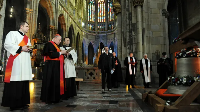 V rámci ekumenické bohoslužby za oběti totality kardinál Dominik Duka požehnal zvon Václav