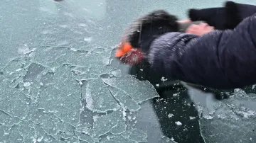 Ledovka pokryla automobily