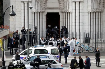 Francie stojí po boku katolíků, prohlásil Macron v Nice, kde terorista v bazilice zabil tři lidi