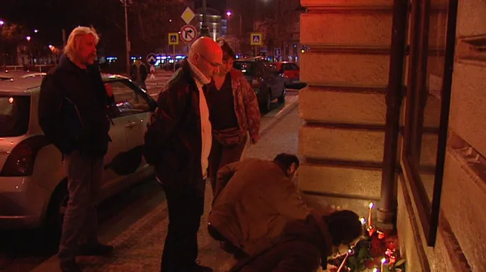 Lidé zapalují svíčky před Divadle na Vinohradech jako vzpomínku na Jiřinu Jiráskovou (7.1.2013)
