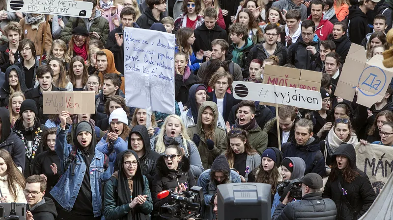 Studenti uspořádali výstražnou stávku #VyjdiVen
