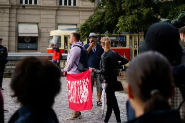 Lukašenko doplatil na internet a koronavirus, říká Běloruska žijící v Česku