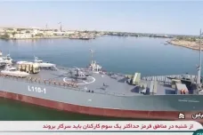 Írán se pochlubil svou letadlovou lodí. Připomíná tanker a na palubě nese nákladní auta