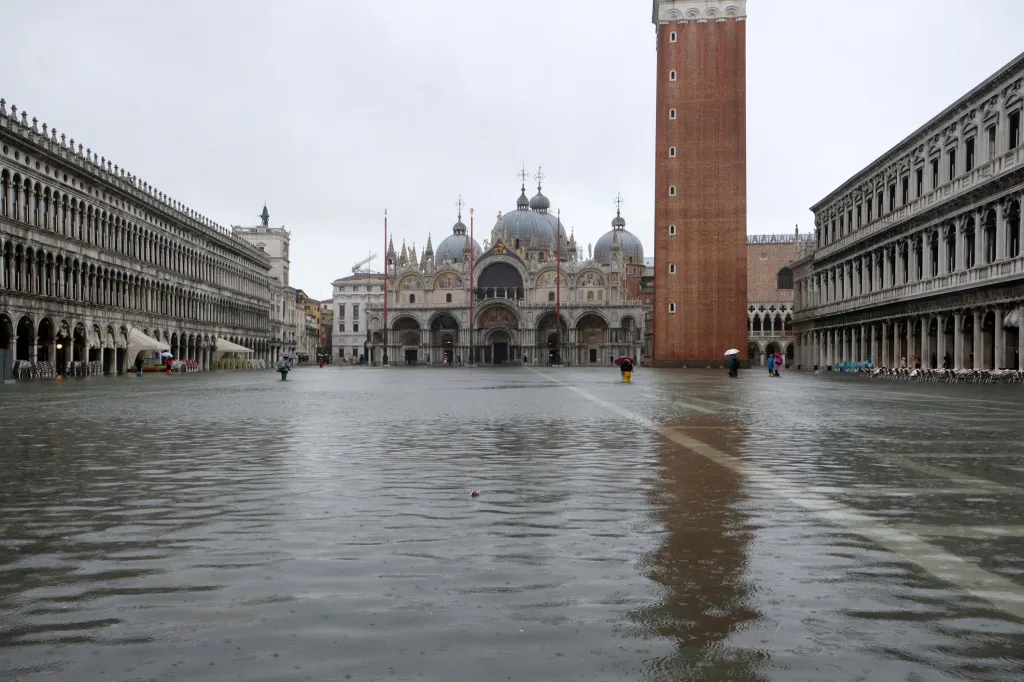 Aqua alta se měří v hydrografické stanici poblíž baziliky Santa Maria della Salute. Vysoké přílivy jsou hodnoceny jako intenzivní, když voda stoupne o 80–109 centimetrů nad běžnou hladinu, velmi intenzivní (110–139 cm) a výjimečně vysoká voda, když hladina překročí 140 centimetrů