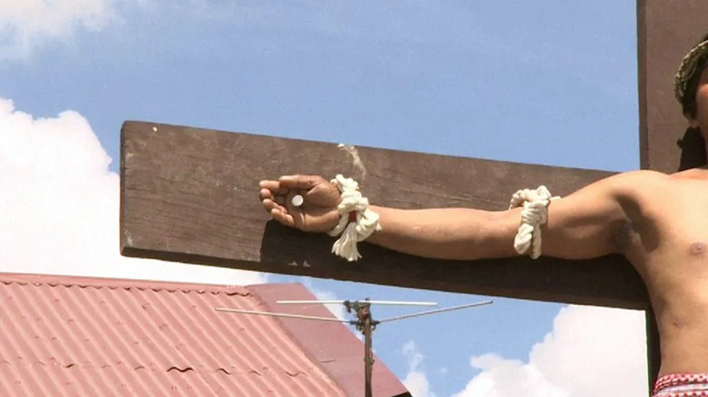 Velikonoční rituál ukřižování na Filipínách