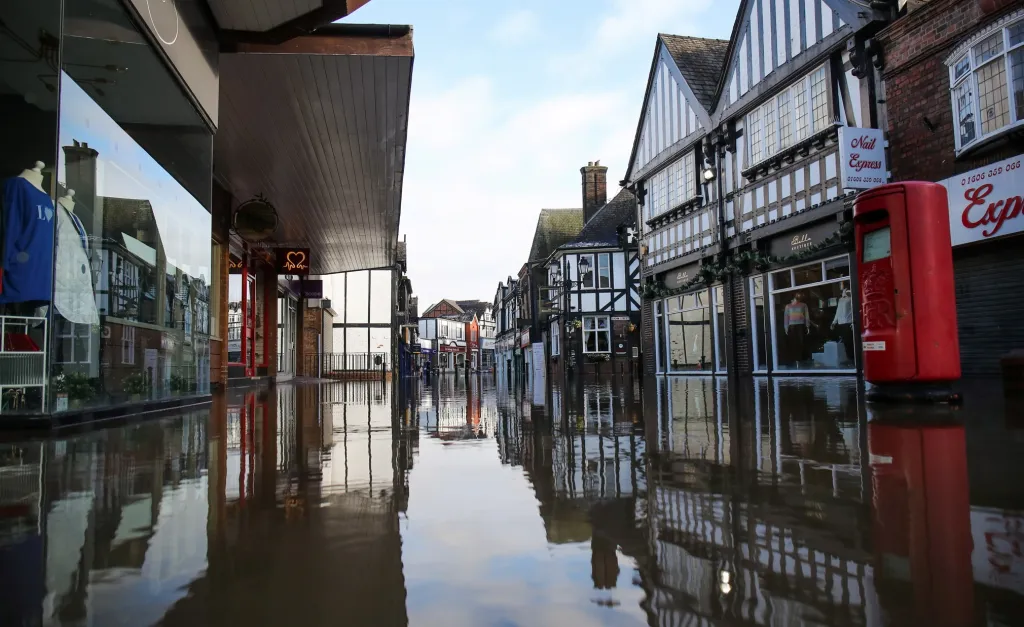 Zvýšená hladina řeky Weaver měla za následek zatopení části města Northwich ve Velké Británii