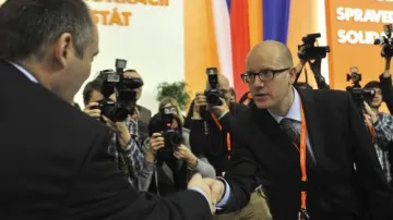 Nový předseda přijímá gratulaci