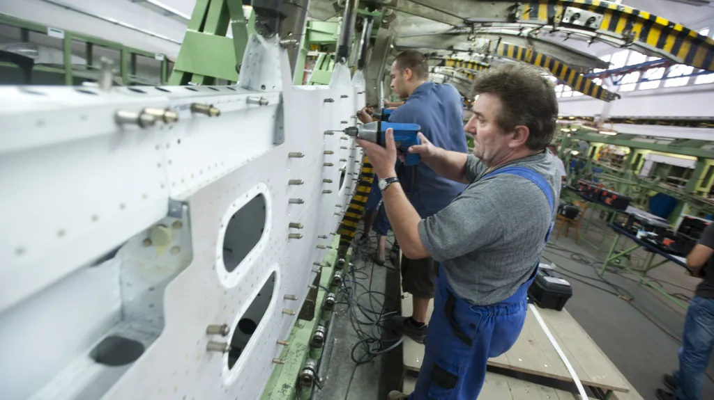 Zaměstnanci Aircraft Industries pracují na montáži letadel