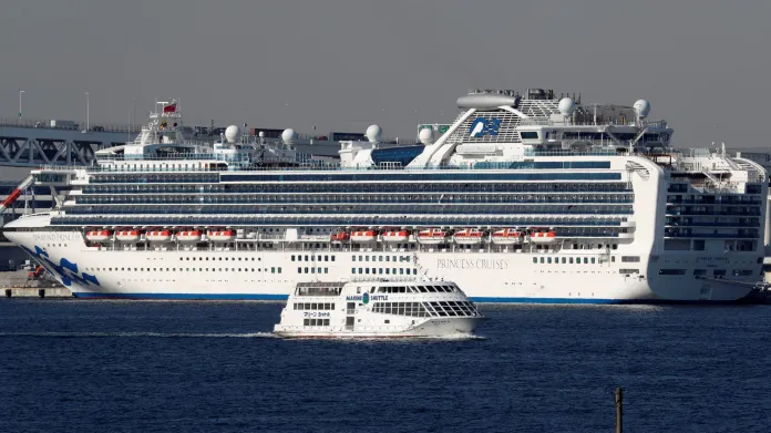 Výletní loď Diamond Princess je nyní zakotvená  v přístavu v Jokohamě