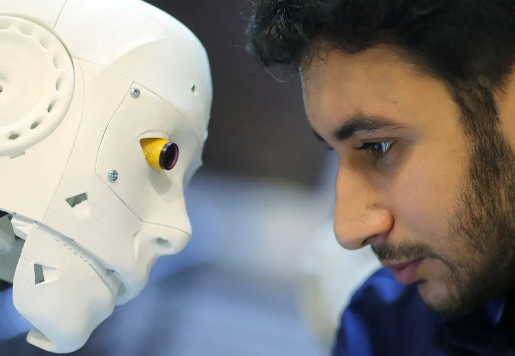 Egyptský inženýr Mahmoud El Komy stojí vedle dálkově ovládaného robota, kterého postavil pro testování lidí na koronavirus. Robot používá metodu PCR (polymerázová řetězová reakce), která se spíše využívá v kriminalistice, ale v současnosti ji začínají vědci využívat k identifikaci onemocnění covid-19