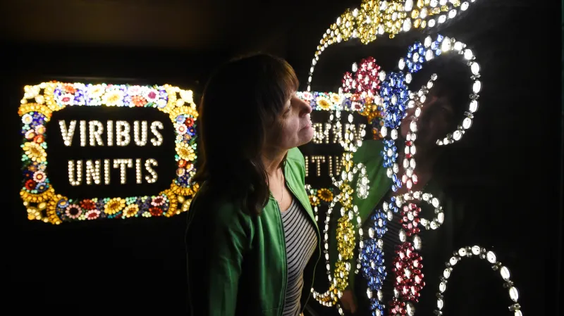 Soubor průsvitných mozaik s motivem Viribus unitis (Spojenými silami), císařskou korunou a monogramem císaře Františka Josefa I. a jeho ženy Alžběty (FJE) z let 1848 - 1880.