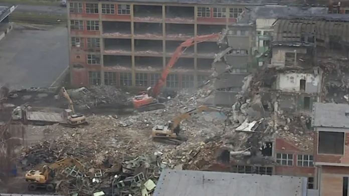 Demolice průmyslové budovy v baťovském areálu