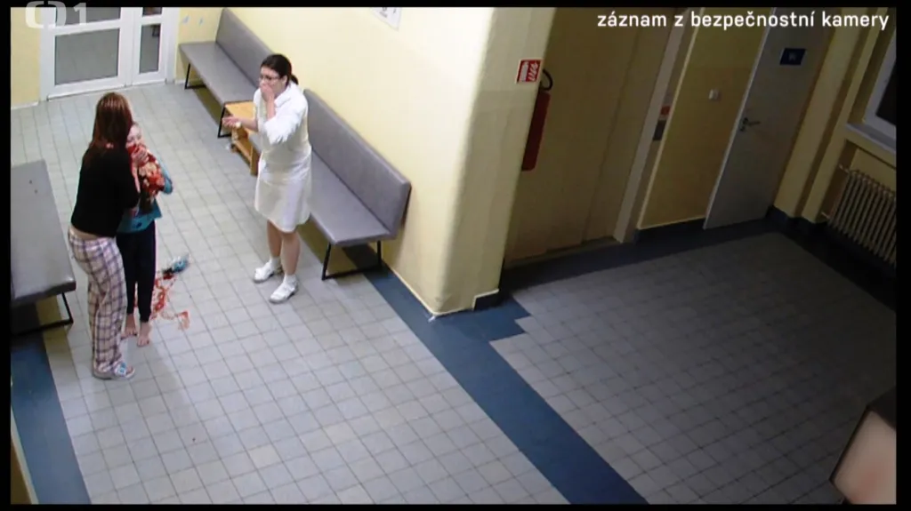 Záběr z bezpečnostní kamery v pardubické nemocnici