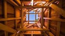 Studenti architektury u Lelekovic vybudovali unikátní dřevěné objekty