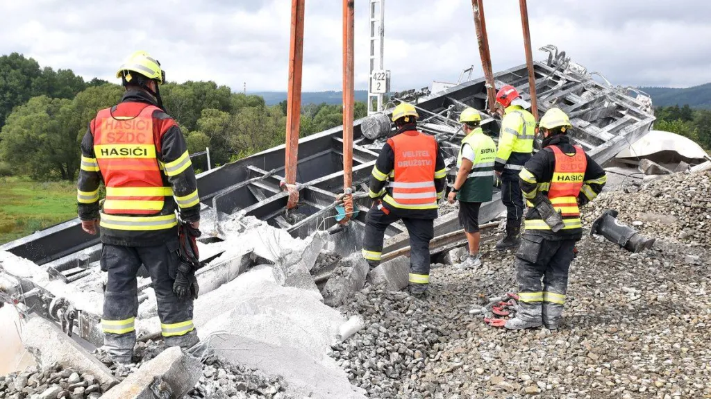 Hasičům se podařilo odstranit všechny vagony havarovaného vlaku