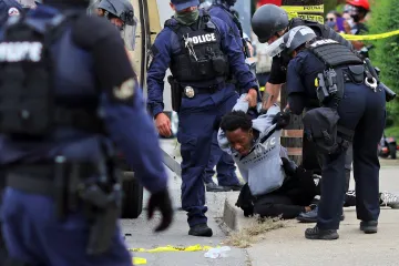 Během protestů v americkém městě Louisville byli postřeleni dva policisté