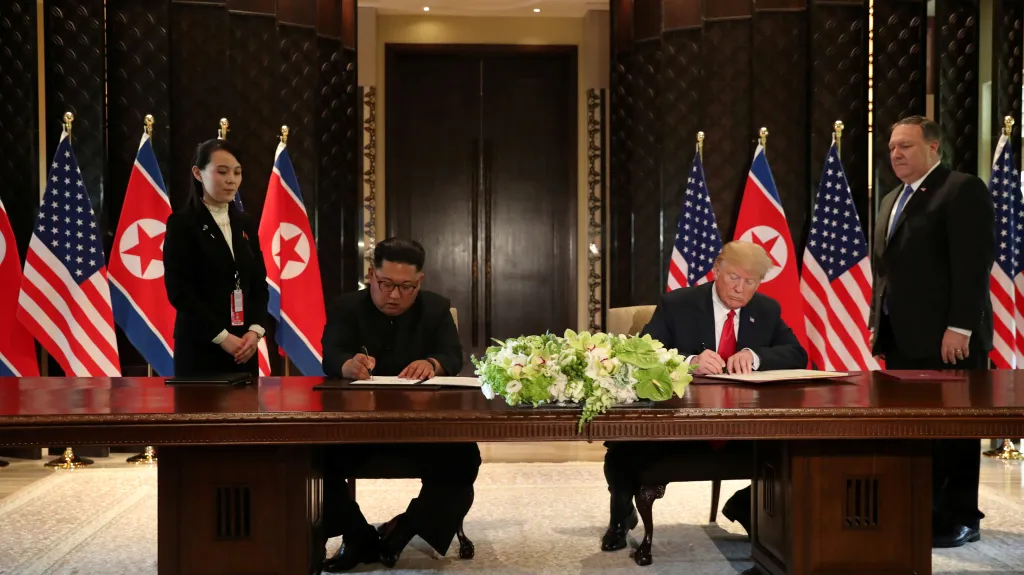 Kim Čong-un a Donald Trump podepsali společný dokument
