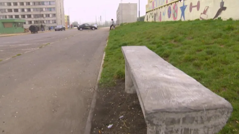 Betonová lavička na sídlišti Chanov