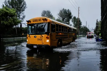 Atmosférická řeka zasáhla Kalifornii. První bouře zaplavila ulice