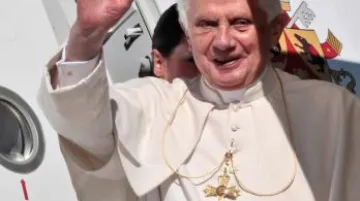 Papež Benedikt XVI. po přistání na Kypru