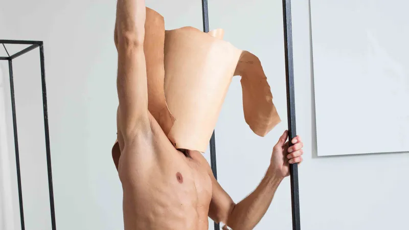 Příprava na site-specific instalaci klenotníka Zdeňka Vacka Dark 'n' Lush