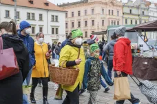 Češi patří v regionu mezi největší kritiky vlády během pandemie, pozitivně hodnotí pomoc napříč EU