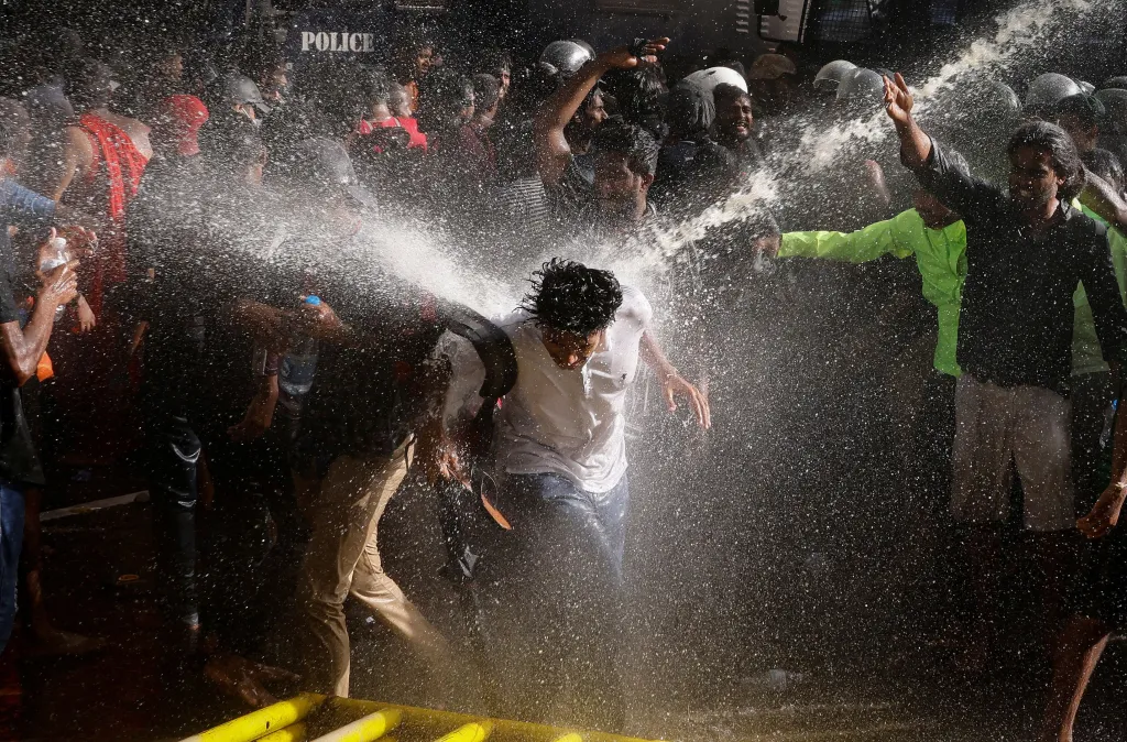 Police na Srí Lance rozháněla protivládní demonstranty slzným plynem a vodními děly