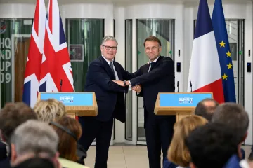 Británie a Francie se dohodly na vracení migrantů, oznámili Starmer a Macron
