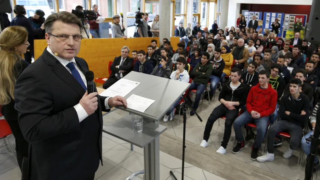 Ministr Bausback vedl první lekci pro azylanty