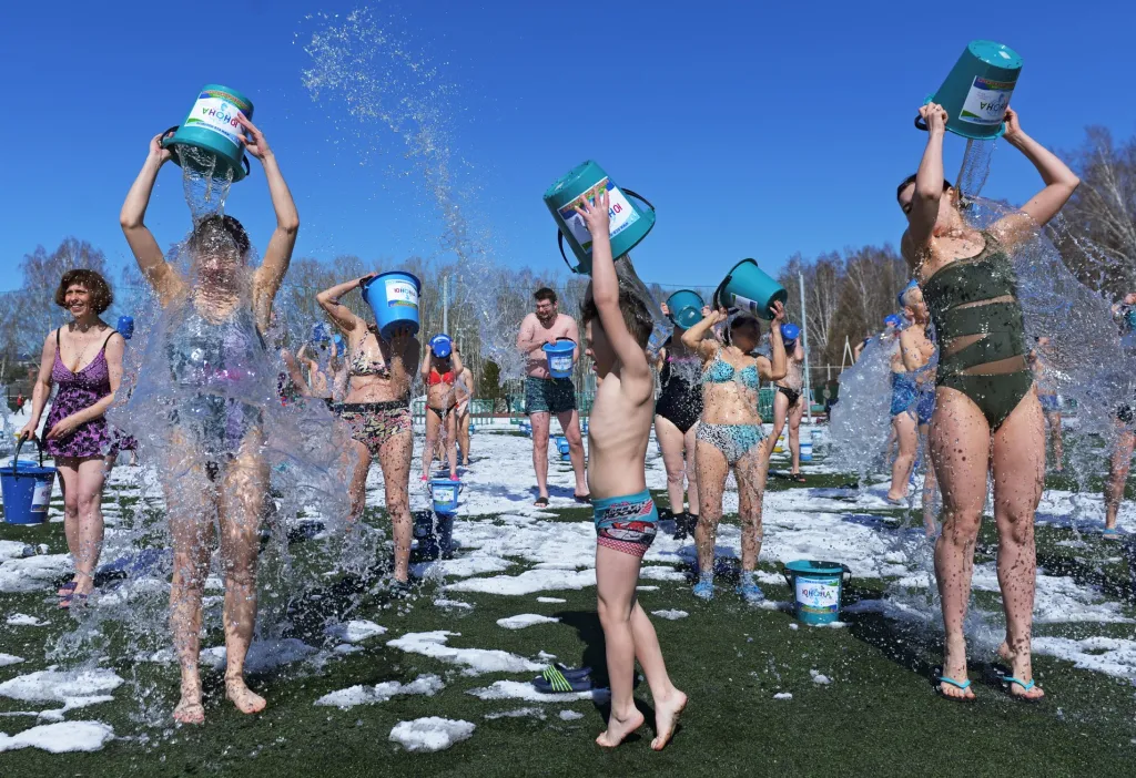 S příchodem jara se v sibiřském městě Tomsk pravidelně koná akce „Probuzení“. Lidé si během každoroční jarní akce na sebe vylévají kbelíky s ledovou vodou