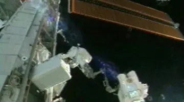 Oprava ISS astronauty Discovery