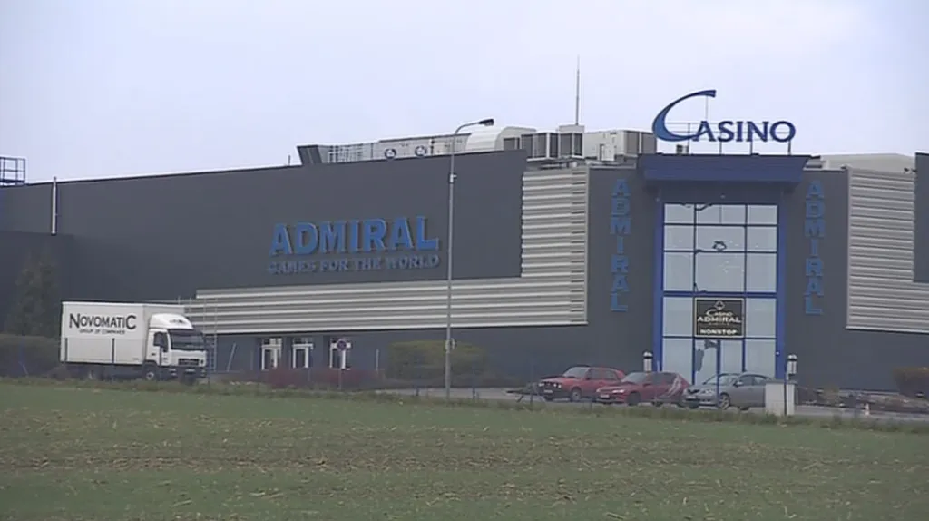 Nedaleko Chvalovic je několik kasin