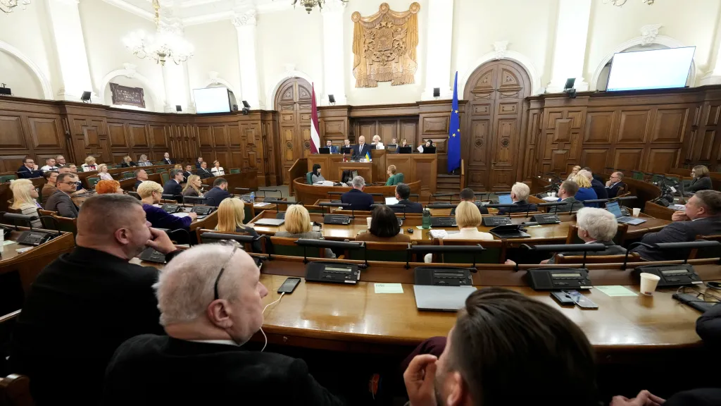Zasedání lotyšského parlamentu, snímek z května 2026