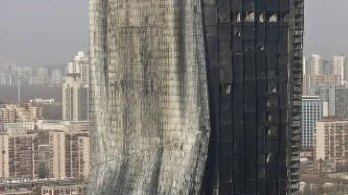 V centru Pekingu vyhořel 159 metrů vysoký 
hotel poté, co jej zasáhly jiskry z ohňostroje k lunárnímu Novému roku.