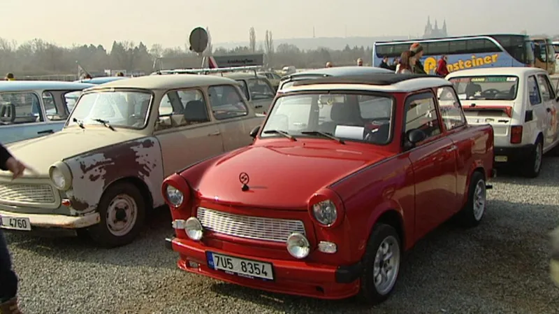 Sraz majitelů trabantů v Praze na Letné